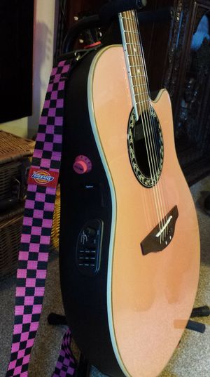 Here she is all strung up....truss rod adjusted & settled and how cool does she look? Another beautiful touch by Syfon...The pink volume control....Love it!