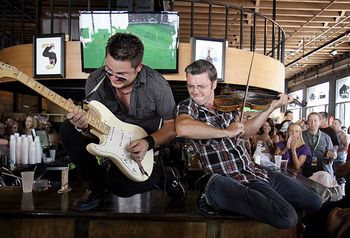 Hubie with Fiddle Extraordinaire Travis Gow on the bar at Nashville's Honky Tonk Central.
