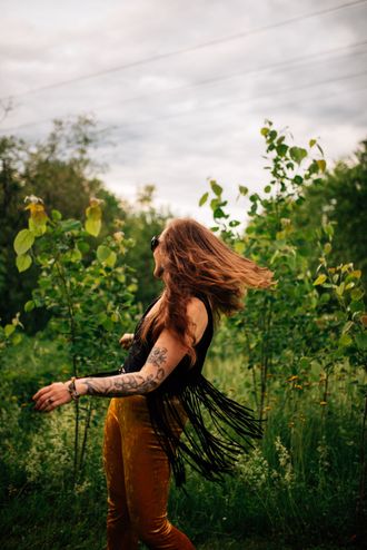 Portrait of Americana musician Sarah King in Western hat with tattoos 