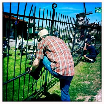 untying myself from the fence Photo by Betti Bettina
