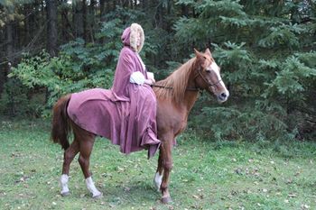Frontier woman, horse Raffi
