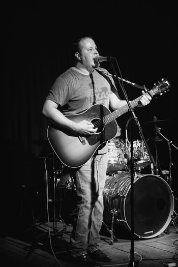 Singin' the blues at Mak's. Photo by Leonard Turner.
