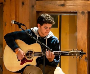 Ryan playing at an open mic during Tommy Emmanuel's guitar camp in Vail, CO (July 2019)
