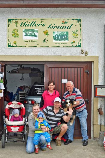 The Müller family bids farewell to Hannes
