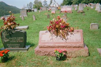 Sara and Jeanette Carter's gravestones
