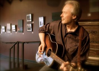 Gigging at the Q Cafe, Seattle (photo by Gary Benson)
