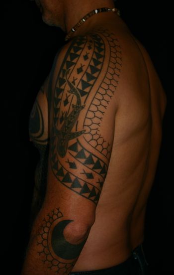 Hawaiian-influenced shark teeth motif on right arm 2012
