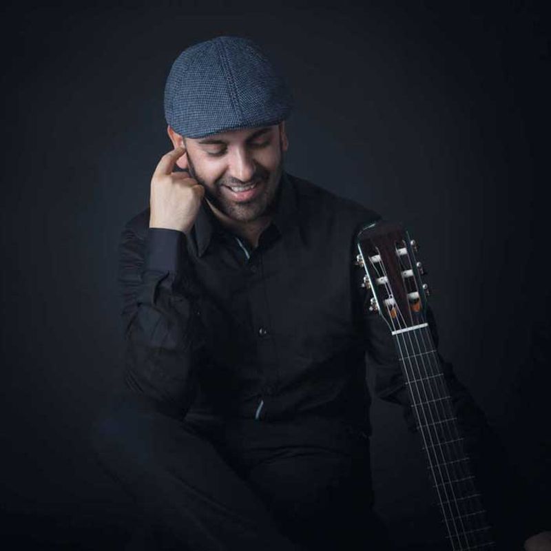 Ritratto in bianco e nero del cantautore e chitarrista Giacomo Deiana.