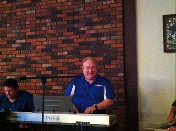 Gary O'Neal plays keyboard at the MAGMA luncheon
