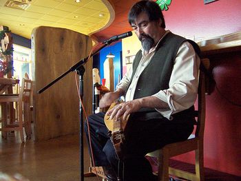 Dave solo mountain dulcimer playing at MacCools Public House sunday brunch
