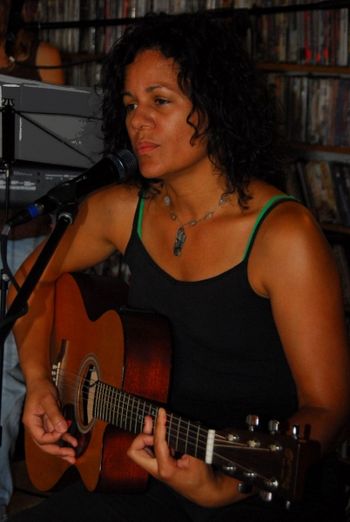 Serina Jung - A quiet live moment - photo by Frank Cornozzo, by permission
