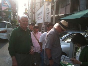 Kansai Famous Paul Kelly stopped by to say good luck.  Near front of Line to Pagan's show at Billie's Bounce
