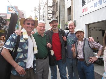 Roman with friends & fans Paul Kelley, Jon Davis, Milo and Tsuji san.
