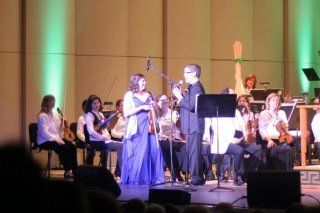 Bantering between sets with guest conductor Jerry Steichen (photo by Patrick Freeman)
