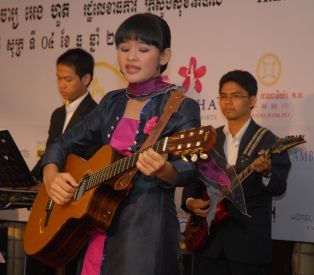 I sing and play "Tomnguong Guitar" by Sin Sisamout

