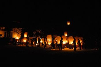 The best moment of the night, 1 Jan 2009 and we have lanterns flying in the sky. Happy New Year!!!

