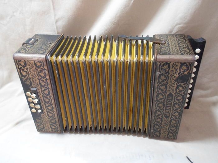 A picture containing indoor, comb, accordion

Description automatically generated