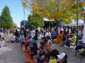 The crowd gathers to watch Song-CAMP perform :
