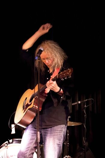 Steve at The Jam House 3LR Whalebone playing at The Jam House in Birmingham as part of the Rich McMahon tribute evening which raised money for the SIFA Fireside charity. Thanks to Paul Martin for the great pic!
