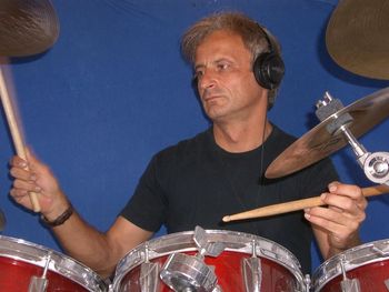 Raimund Breitfeld Sailon - drums, percussion
