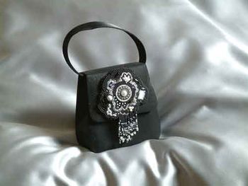 BLK & WHITE BROOCH
