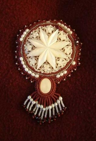 BROOCH W Mother-of-Pearl carved Cabochon
