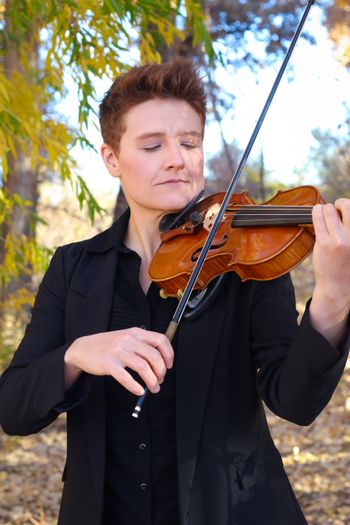 Tarjama Violinist Maria Dickenson
