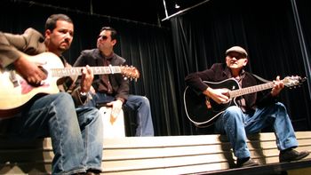 Sergio Morales tocando junto a Los Morales como en los viejos tiempos.
