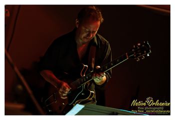 Alex_close_aural_elixir_cd_release_cafe_istanbul_jm_nofp_102813_020 Alex McMurray gets down.
