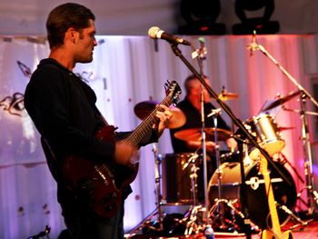 Andrew Mitton on rhythm guitar
