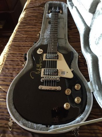 Peter_Frampton_Signed_Electric_Guitar_2016
