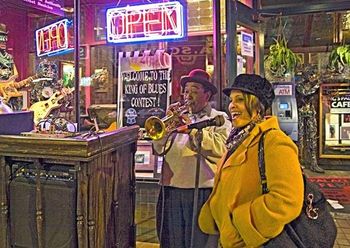 Teeny sings on Beale Street in Memphis with the Mayor
