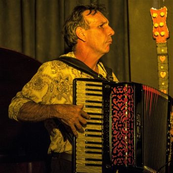 Garry Steel, Accordion
