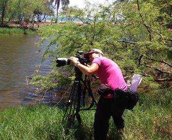 Sherrie Austin sets a shot
