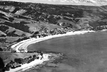 Langs Bch....around  1961 .....south point ..a good wave on a big swell
