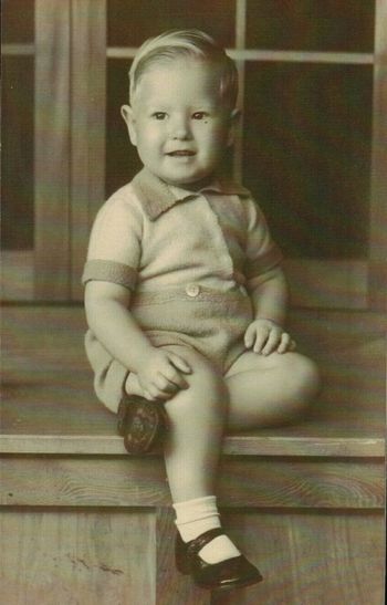 now who's this little 18mth old surfer (to be!!).... cute little Don edge ...1940.....one of the surfing legend 'Edge' brothers..
