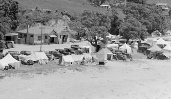 good ol' Waipu Cove 1940...didn't they know there was a war on!!...ha! all those classic old cars..& that shop hasn't changed much...has it!!....this was 73 yrs ago!!..even tho its a very popular surfing beach today..in 1940 it was a totally empty surf line-up..amazing eh..no such thing as anything that resembled a surfboard
