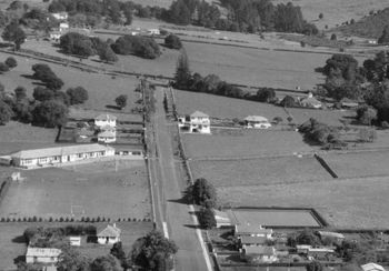 Kamo (Northland) 1954....one of the many little towns around NZ in the 50s.... Hey check this out ....3 mile bush school and LOOK!! theres the Alachs house (top right with turret on roof) home of many a good time by all!!!...especially in the '60s
