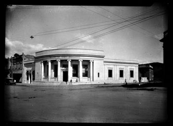 Main intersection of Whangarei...looking very quiet..1942 looks like something out of an old wild west movie.....(the Bank dominating the whole street...Ha!!
