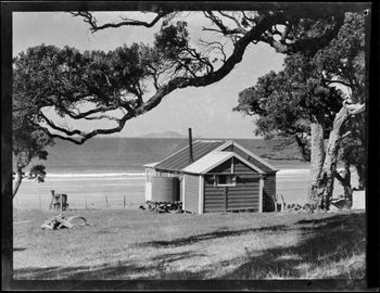 and here's the Pullmans cottage in 1946... just imagine if that was 2013...and this is your beach..no one to hassle you.........well....thats how it was for them!!    awesome!!

