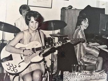 Jenny Blain on piano.......cigarettes and beer glasses........who could want more
