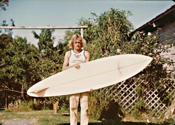i mean...check this board out that 'Tich' Williams is holding.... longish...narrow and sleek...and a fancy fin to boot'....think its a Supersession.....summer of '73
