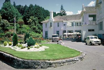 stop off for lunch at some classy spot...looks like a warm day dosen't it!. ....there were friggin' mini's everywhere then!...sheeeeesh!
