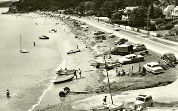 Paihia 1965... some classic cars there......Rev Williams in 1830 said..."its Pai here" (good here)...hence 'Paihia'
