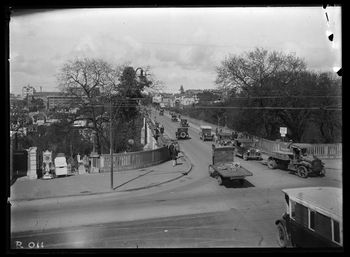 Looking from the west corner of Symonds Street and Karangahape Road towards Grafton Bridge showing Symonds Street 1920
