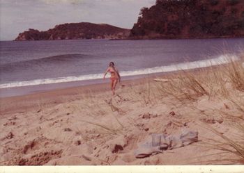 and here's Ainsley Knight at Pataua...summer of '65 Ainsley surfed well, and according to the monthly Tatahi mag points poll (addition 3 page 15)...was ahead of Craig Rice, Colin Lowe and Leslie Ward...very impressive...what a beautiful Pataua peak...no doubt awesome on low tide!!
