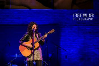 Jessie_Veeder_on_Fargo_Stage
