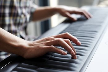 ROLI_Seaboard_GRAND_handsplaying
