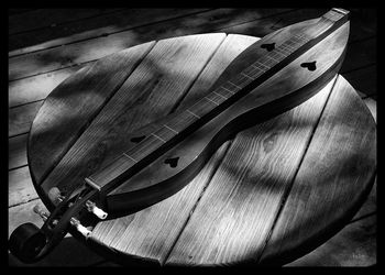 Walnut dulcimer
