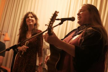With Susan Gibson, House concert, Nuenen, February 12th. Photo by Ronald Rietman.
